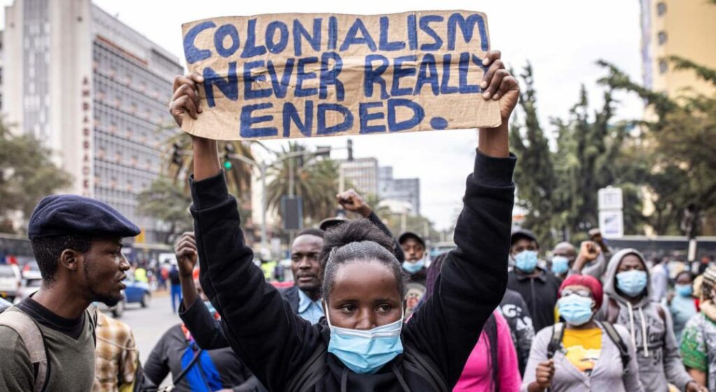 一群在街上抗议。